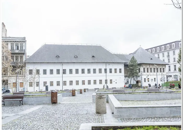 Spacious, Lovely, Bright Apartment In The Old Town